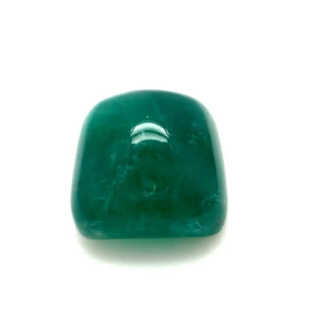 תמונה של אבן חן ירוקה כהה שצולמה עם GemLightbox Macro