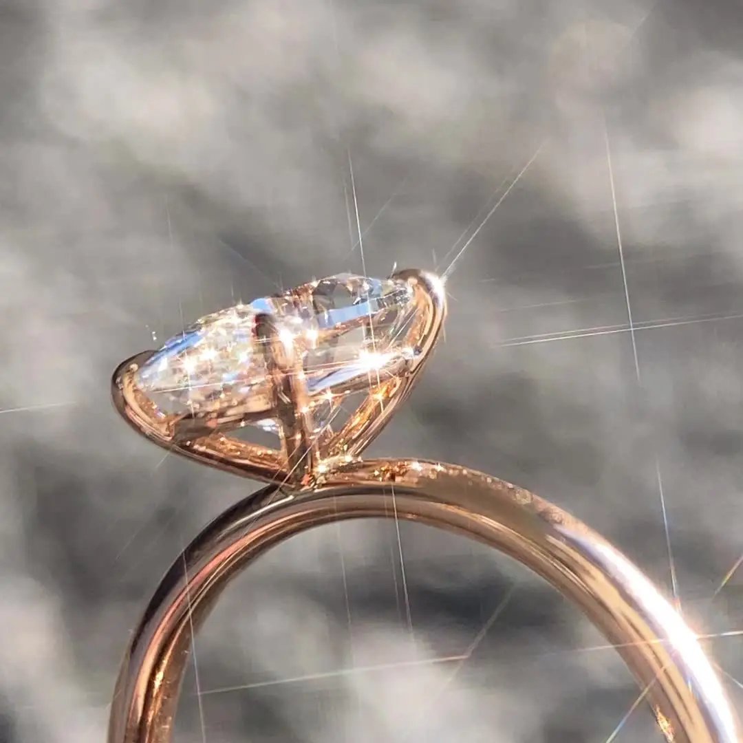 un anillo de metal dorado con diamante como piedra central.