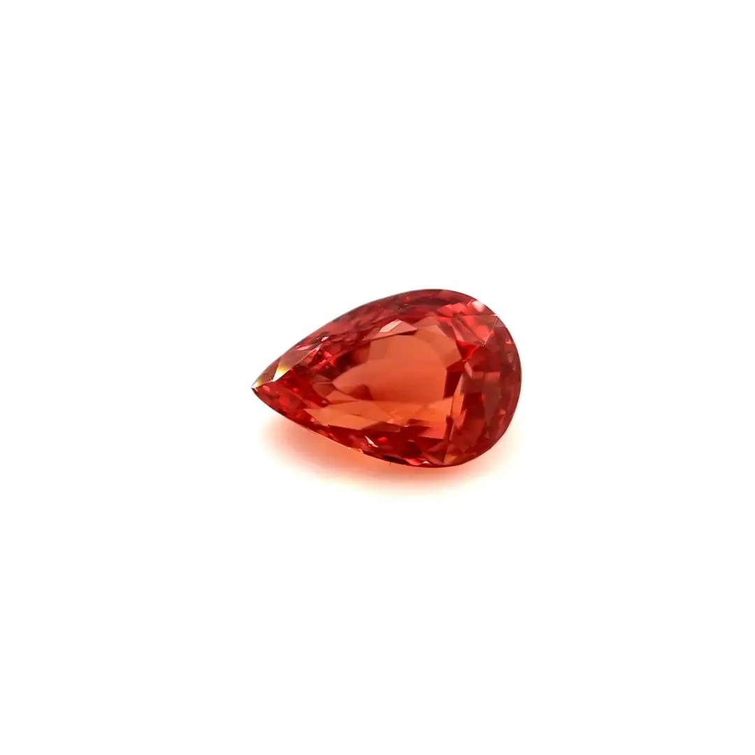 תמונה של אבן חן אדומה על רקע לבן