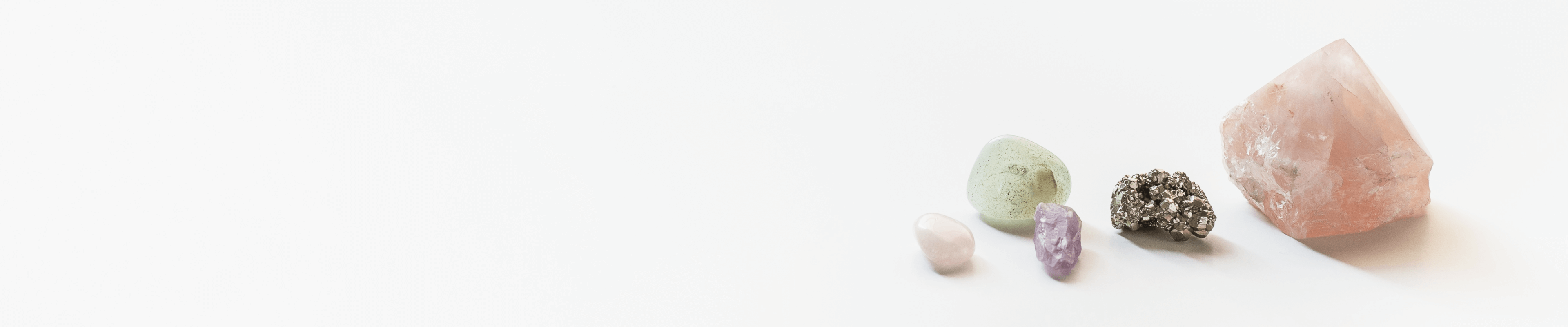 白色背景上的原始宝石