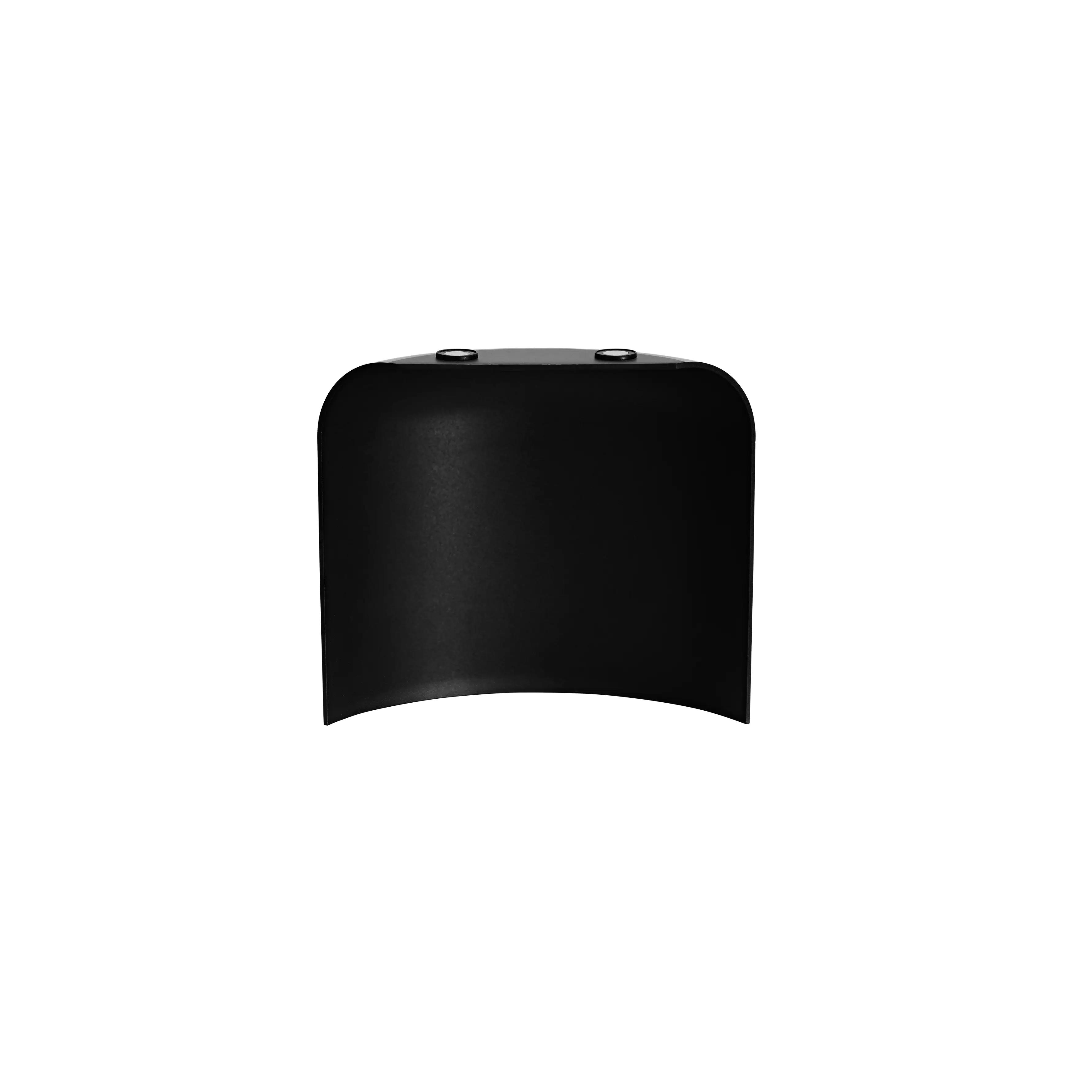 GemLightbox Eclipse לצילום תכשיטים על רקע שחור.