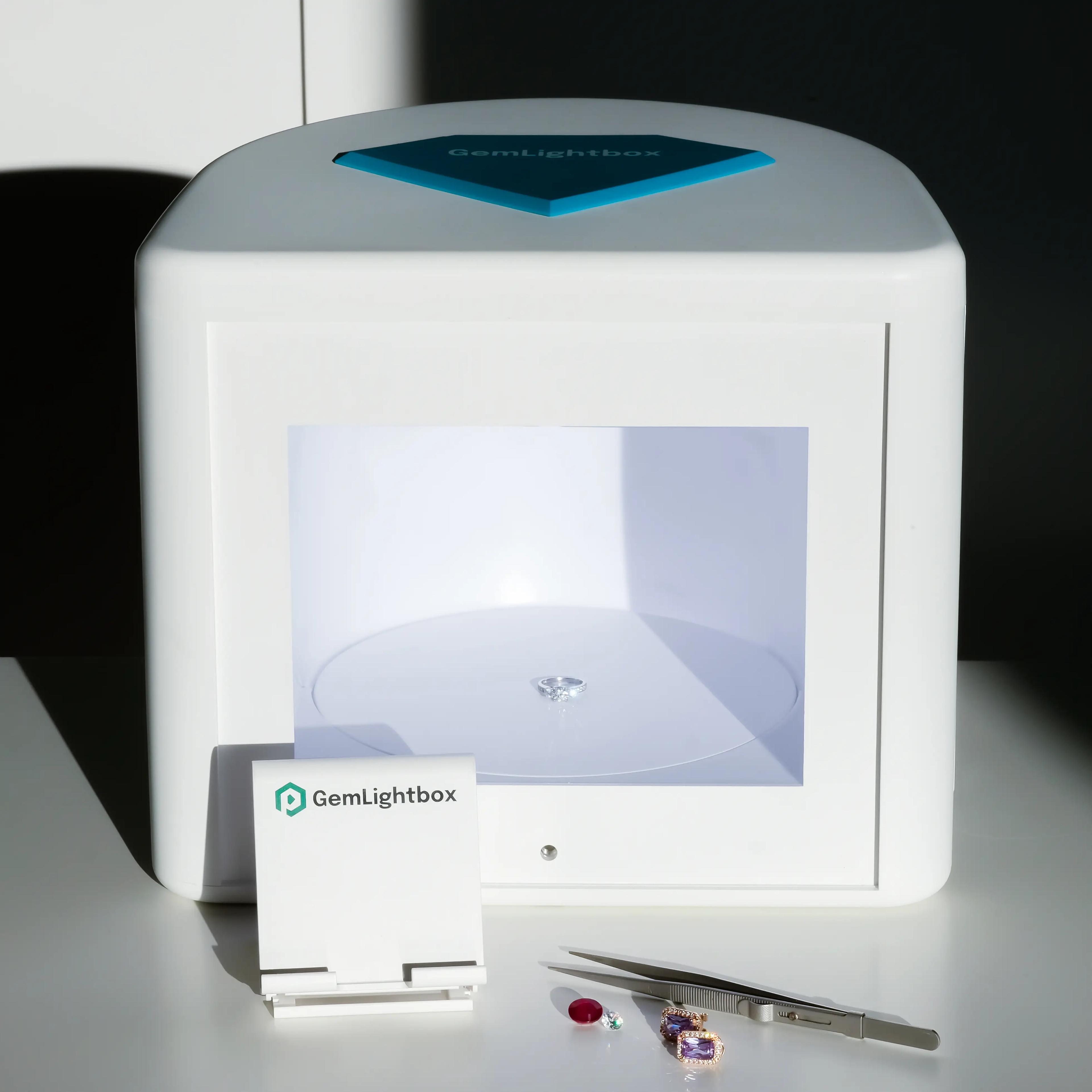 The GemLightbox Pro with the smartphone holder and a tweezer 