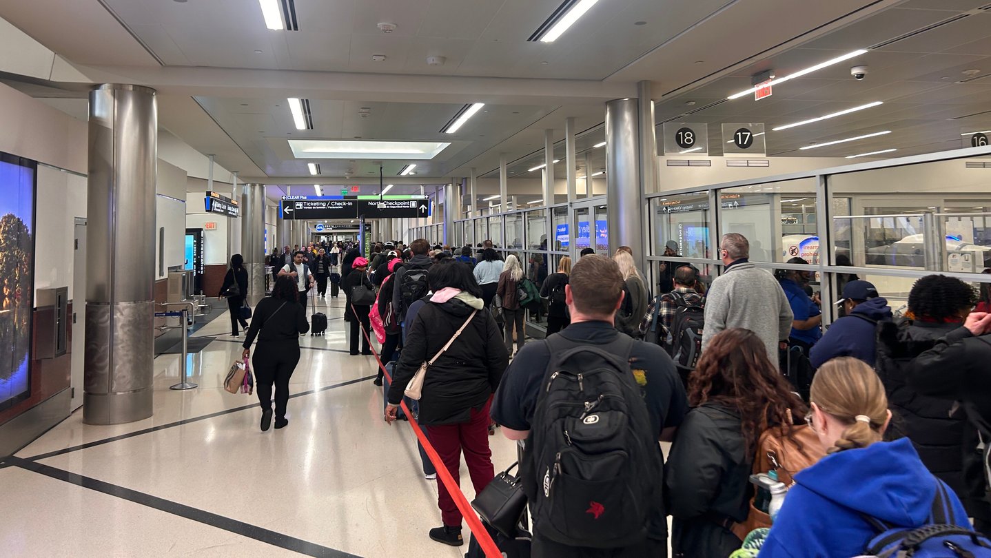 A long line waiting to go through TSA at the Atlanta airport