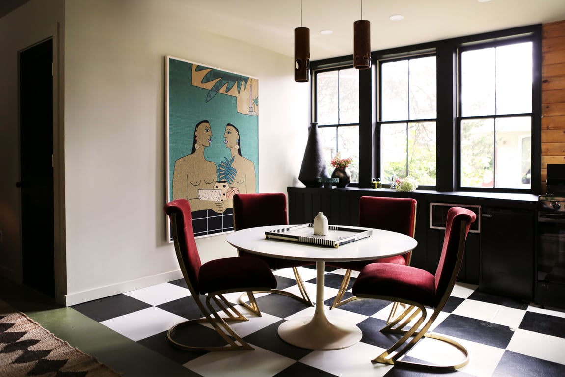 Kingston Carriage House Coach House Moto Grand Room