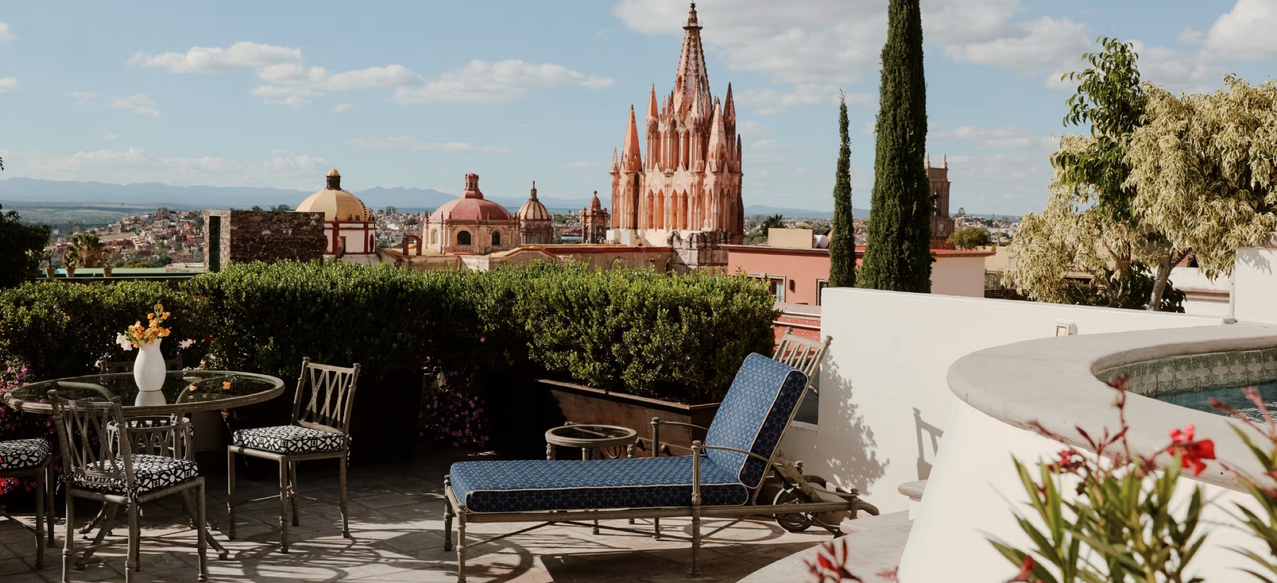 Stay in the Heart of Mexico’s Most Enchanting City at the Luxurious Casa de Sierra Nevada | Casa de Sierra Nevada entrance | Casa de Sierra Nevada lobby | Casa de Sierra Nevada bedroom suite | Casa de Sierra Nevada suite | Casa de Sierra Nevada restaurant | Casa de Sierra Nevada outdoor pool