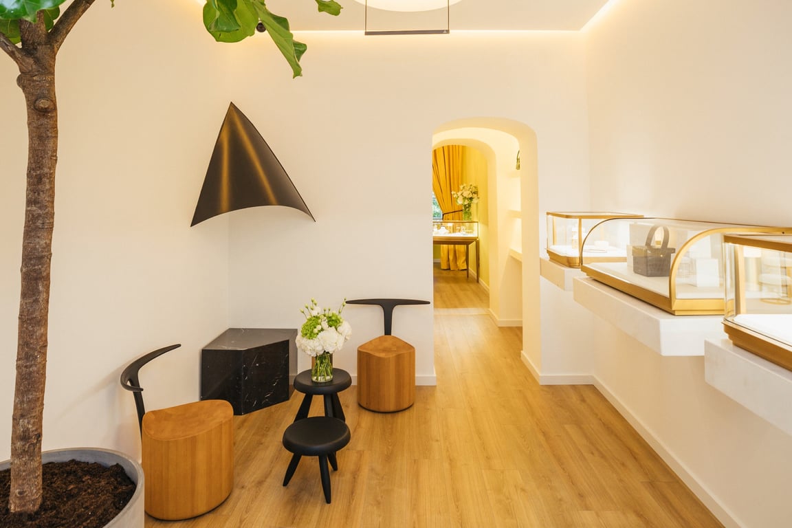 Where to Shop in Lisbon: Meet me at MATEO | MATEO entrance | MATEO yellow room | MATEO jewelry table | MATEO jewelry seating | MATEO emerald necklace | MATEO shell necklace | MATEO teardrop necklace | MATEO purple necklace | MATEO purple necklace | MATEO green snakeskin bag | MATEO teardrop diamond earrings | MATEO turquoise choker