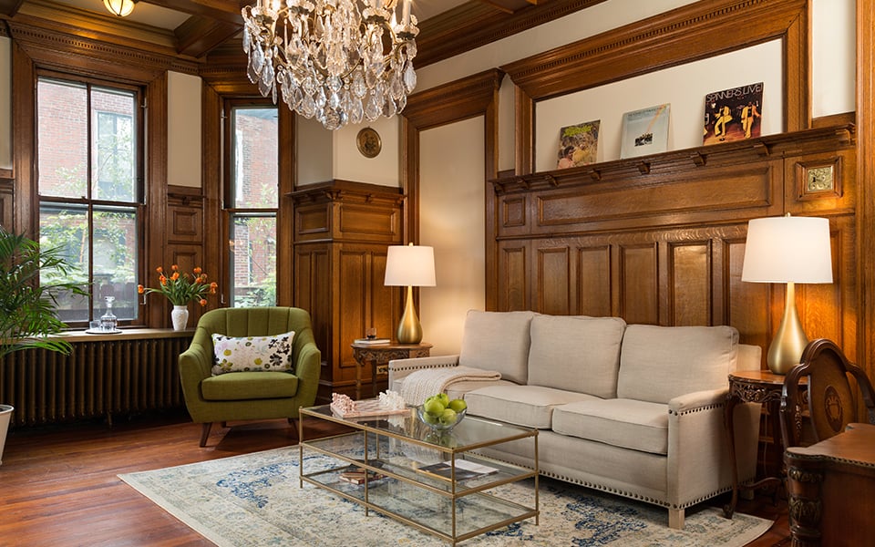 This 1800s Philadelphia Mansion Is A Cozy Music-Inspired Bed And Breakfast | Akwaaba-Phila-porch | Akwaaba-Phila-LikeItsGolden | Akwaaba-Phila-U-Dining | Akwaaba-Phila-BlueNote | Akwaaba-Phila-RootsRetreat