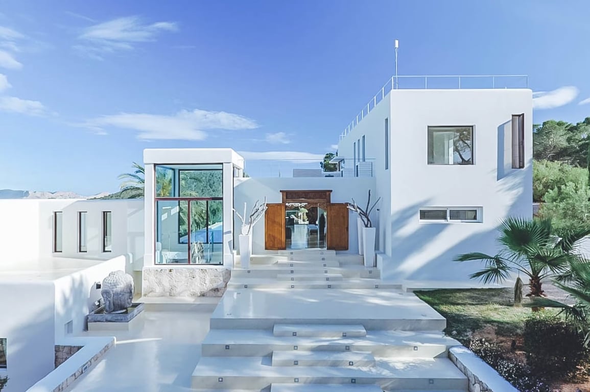 THE CHIC IBIZA VACATION RENTAL WE ALL NEED IN OUR LIFE | Villa Paola living room | Villa Paolo infinity pool | Villa Paola bedroom | Villa Paolo bathroom