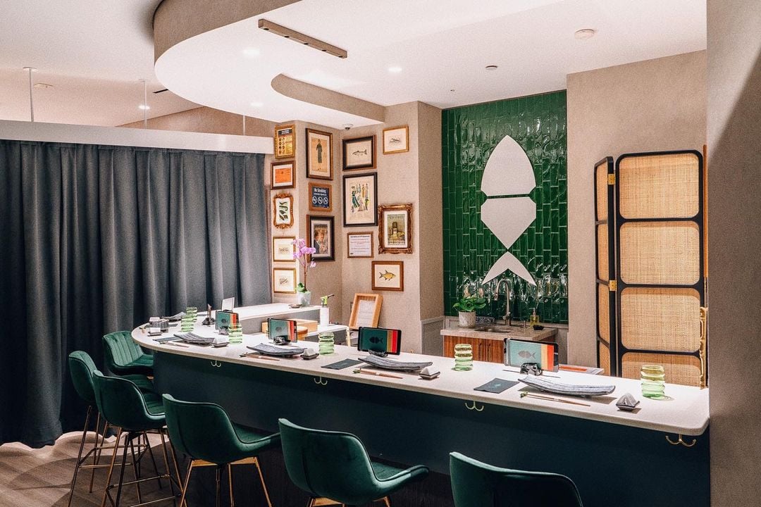 This Omakase Counter in New York City Is Tucked Inside Saks Fifth Avenue’s Fine Jewelry Vault | Hōseki NYC entrance | Hōseki NYC long white lunch table | Hōseki NYC sushi plate | Hōseki NYC seating