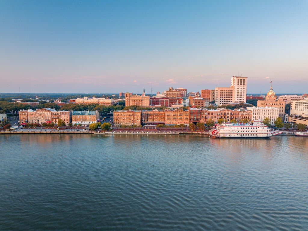 Savannah's River Street Inn Oozes Southern Charm | River Street Inn exterior | River Street Inn bedroom suite | River Street Inn street