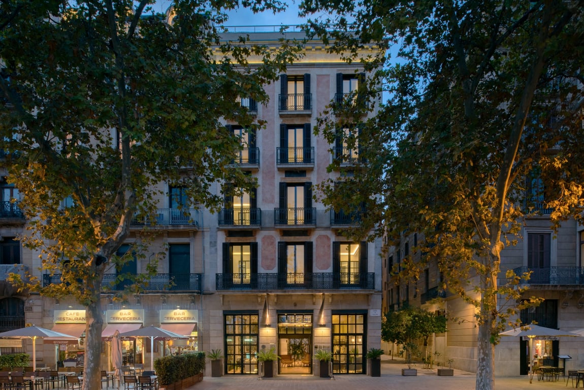 Sophisticates Will Swoon Over This Barcelona Hotel Where Picasso Began His Career | Serras Hotel check-in | Serras Hotel lobby | Serras Hotel bedrSerras Hotel bedroomoom | Serras Hotel suite | Serras Hotel bathtub | Serras Hotel rooftop pool view | Serras Hotel rooftop pool | Serras Hotel outdoor deck