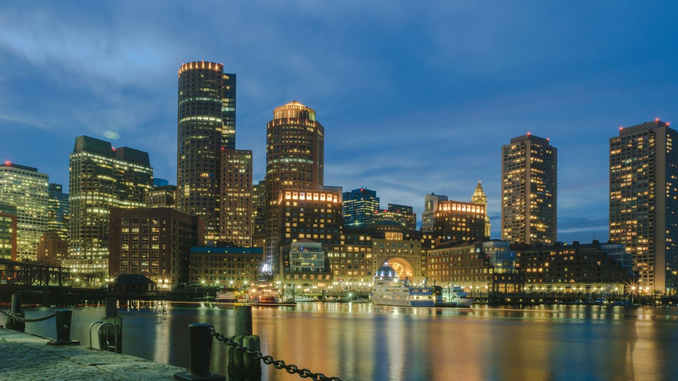 The Top 10 Things to Do in Boston | Boston Freedom-Trail | Boston-Public-Garden-Credit_-Josephine-Baran | Fenway-Park-Credit_-Clark-Van-der-Beken | North-End-Credit_-Mark-Boss | Art-Museums-Credit_-Hanyang-Zhang | Lobster-Roll-Credit_-James-Hook-Co | Beacon-Hill-Credit_-Megan-Shelton | Sunset-Harbor-Cruise-Credit_-Daniela-de-Gol | Commonwealth-Avenue | Boston-Cream-Pie-CREDIT_-Omni-Parker-House