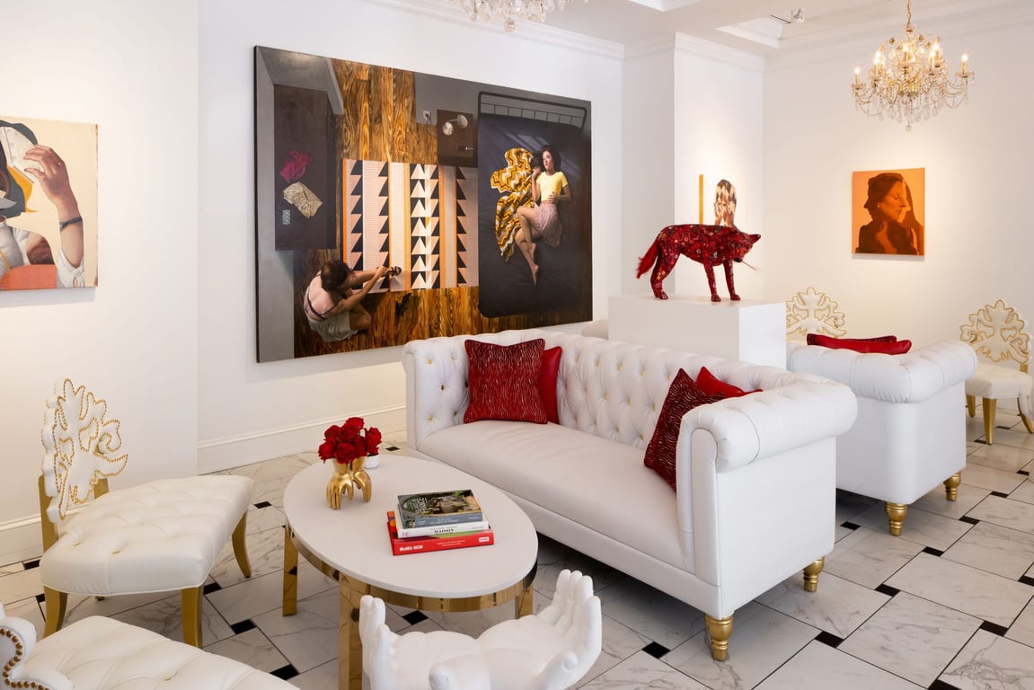 This Charleston Hotel in the French Quarter Redefines the Influence of Hotel Art | Entrance to the Vendue in Charleston South Caorlina | red door at the Vendue in Charleston South Caorlina | red fox sculpture at the Vendue in Charleston South Caorlina | White grand piano the Vendue in Charleston South Caorlina | bedroom suite at the Vendue in Charleston South Caorlina | Outdoor rooftop seating The Vendue in Charleston South Caorlina