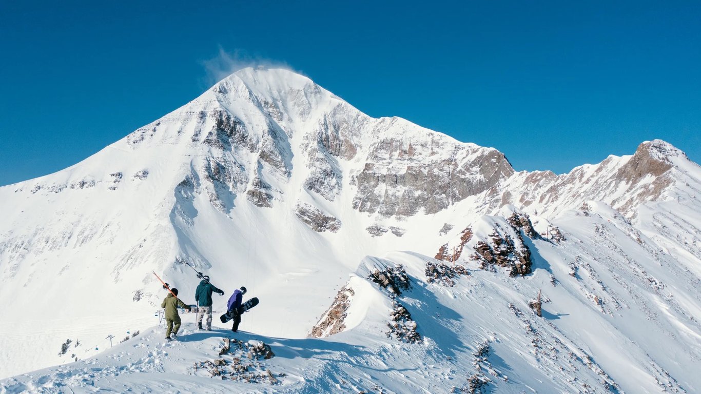 The Best Affordable Ski Boutique Hotels Across America | Apres-Whitefish | High Country Motor Lodge | Desolation-Hotel | High Country Motor Lodge | Anvil-Hotel | Palacio-de-Marquesa | Bluebird Candy Hill | Snowpine-Lodge