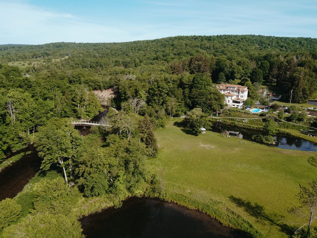 This Cozy Catskills Hotel Is a Sophisticated Getaway with a Rave-Worthy Restaurant