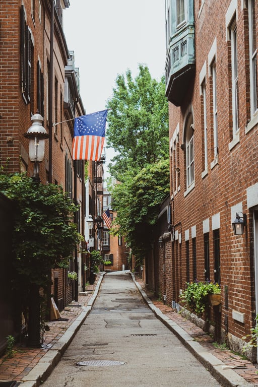 Boston Destination Guide | The-Newbury-Boston | The-Revolution-Hotel | Row-34 | The-Daily-Catch | Mamma-Maria | Contessa | Hecate-Bar | Museum-of-Fine-Arts | Beacon-Hill-acorn-street | Isabella-Steward-Gardner-Museum | Freedom-Trail | Boston-Public-Garden