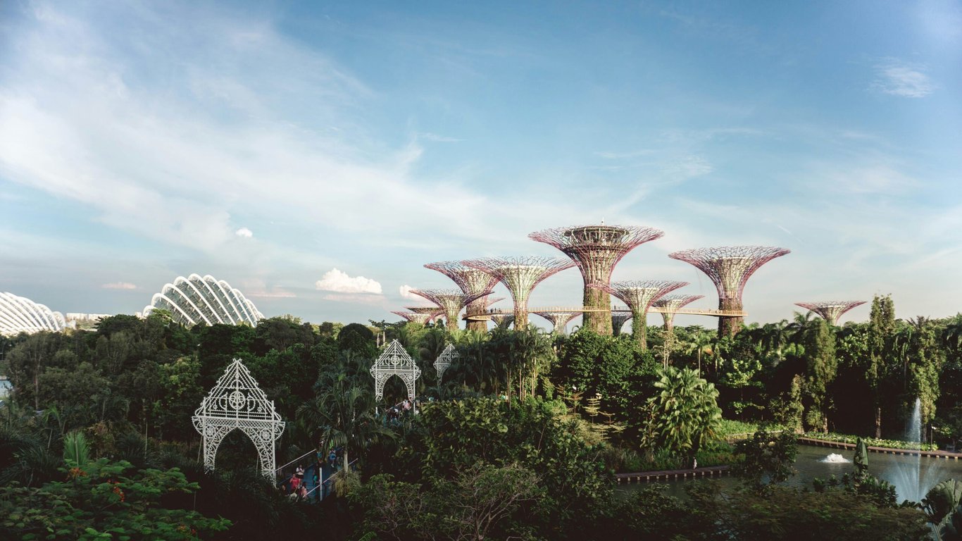 The Top 10 Things to Do in Singapore | Gardens by the Bay Singapore | Jigger-Pony Singapore | Jewel Changi Airport waterfall | ArtScience-Museum-Credit_-Shu-@shuutravels | Hawker-Center | Scalp-Massage-at-Johwa-Spa | National-Gallery-of-Singapore | Merlion-Park | Singapore-Botanic-Gardens | Cafes-of-Katong-Credit_-Crystal-@chewwwie