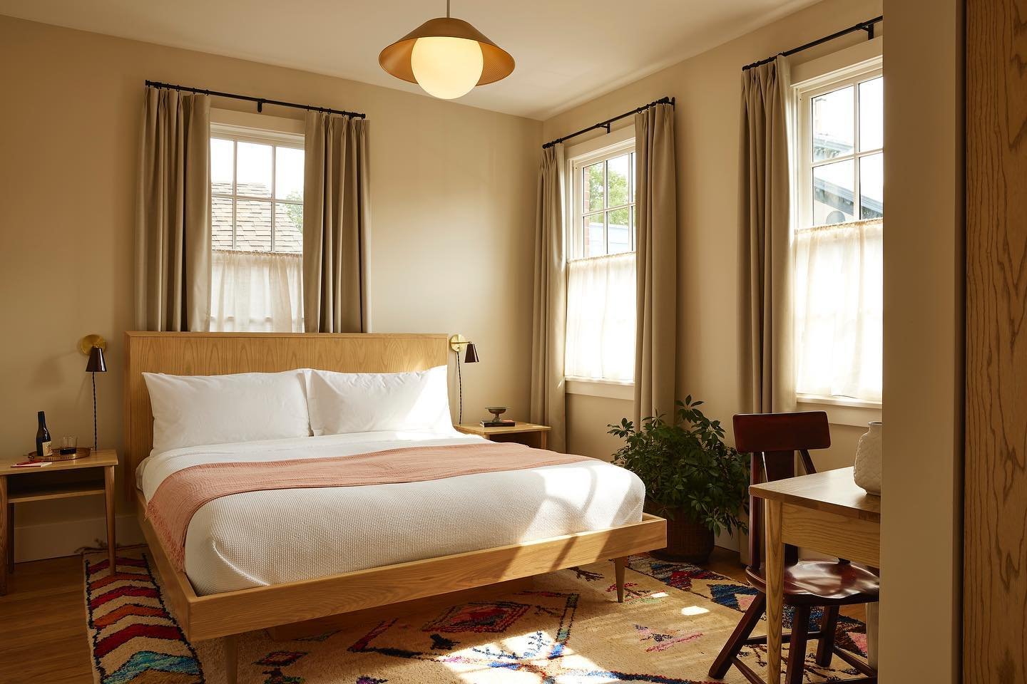 This Upstate New York Hotel Was Made For Design Lovers | Hotel Kinsley exterior | Hotel Kinsley suite couch | Hotel Kinsley lounge | Hotel Kinsley bedroom suite | Hotel Kinsley bathroom | Hotel Kinsley dining | Hotel Kinsley signature cocktail