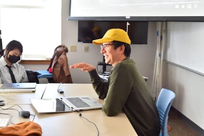 Lunder Institute senior fellow Oscar Santillán teaching.