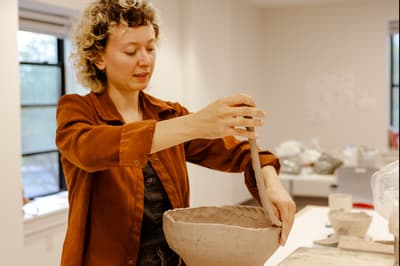 Lunder Institute Fellow artist E. Saffronia Downing working with clay