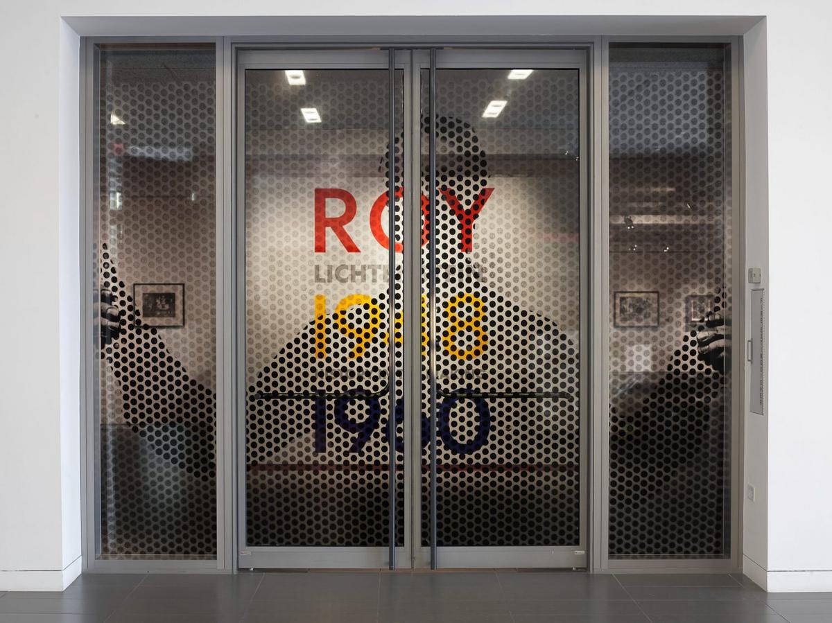 Patterned entrance doors to the exhibition, Roy Lichtenstein: History in the Making, 1948-1960."