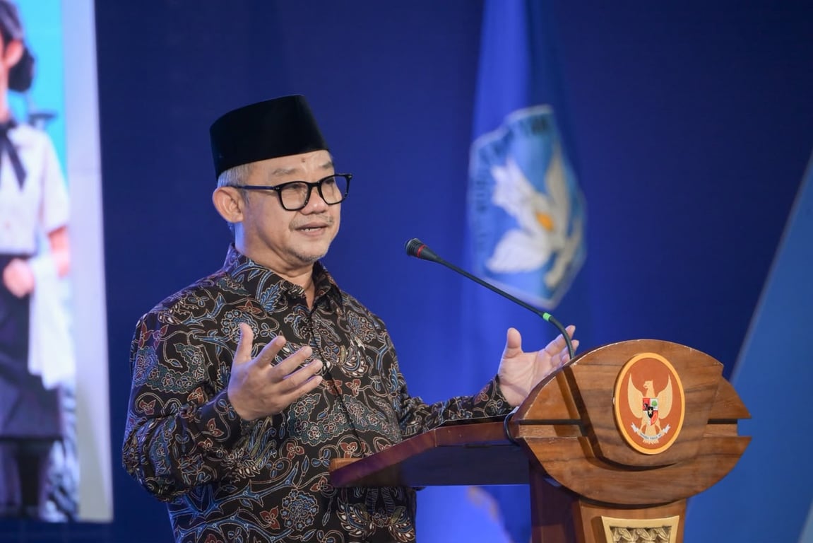 Mendikdasmen Abdul Mu'ti berbicara di podium saat memberi sambutan