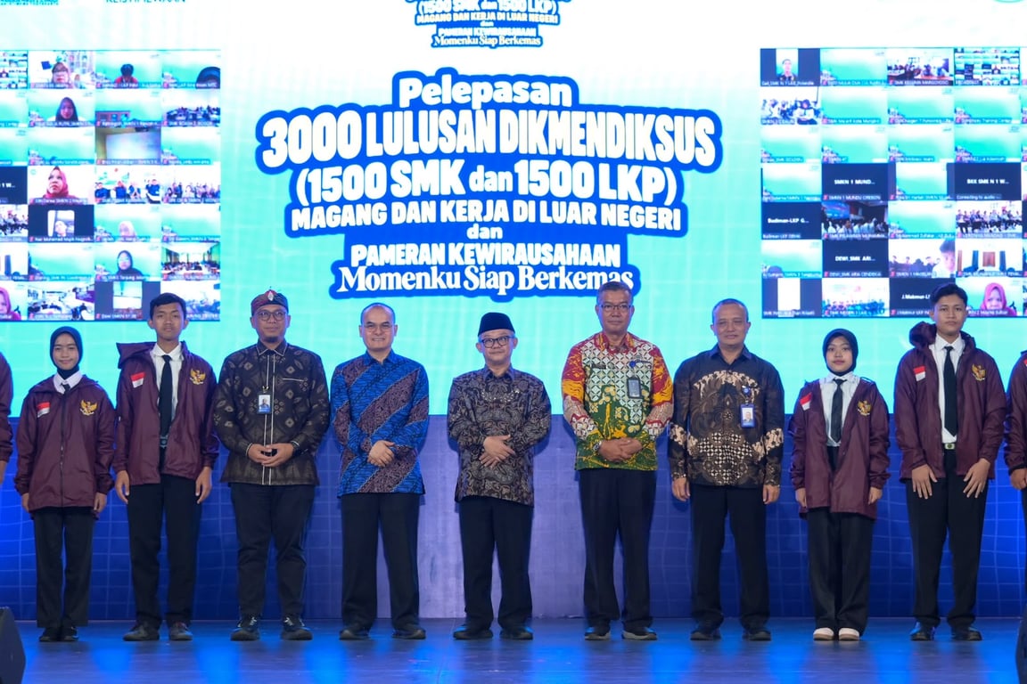 Para pejabat dan perwakilan lulusan berjaket marun berdiri di panggung acara Pelepasan 3.000 Lulusan Dikmendiksus di Sleman