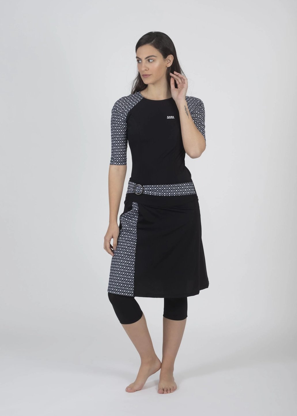 סט שחייה אבזם בשילוב שחור ולבן alternate view