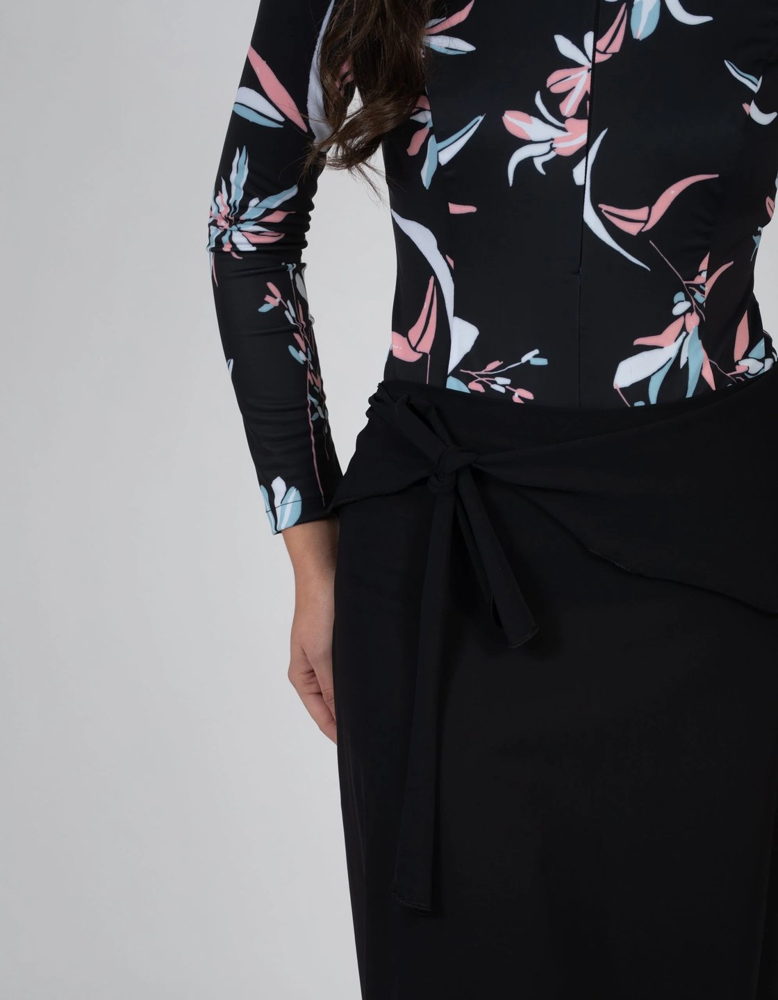 בגד גוף עלים שחור לשחייה וספורט(עם חצאית מכנס) - Thumbnail 3