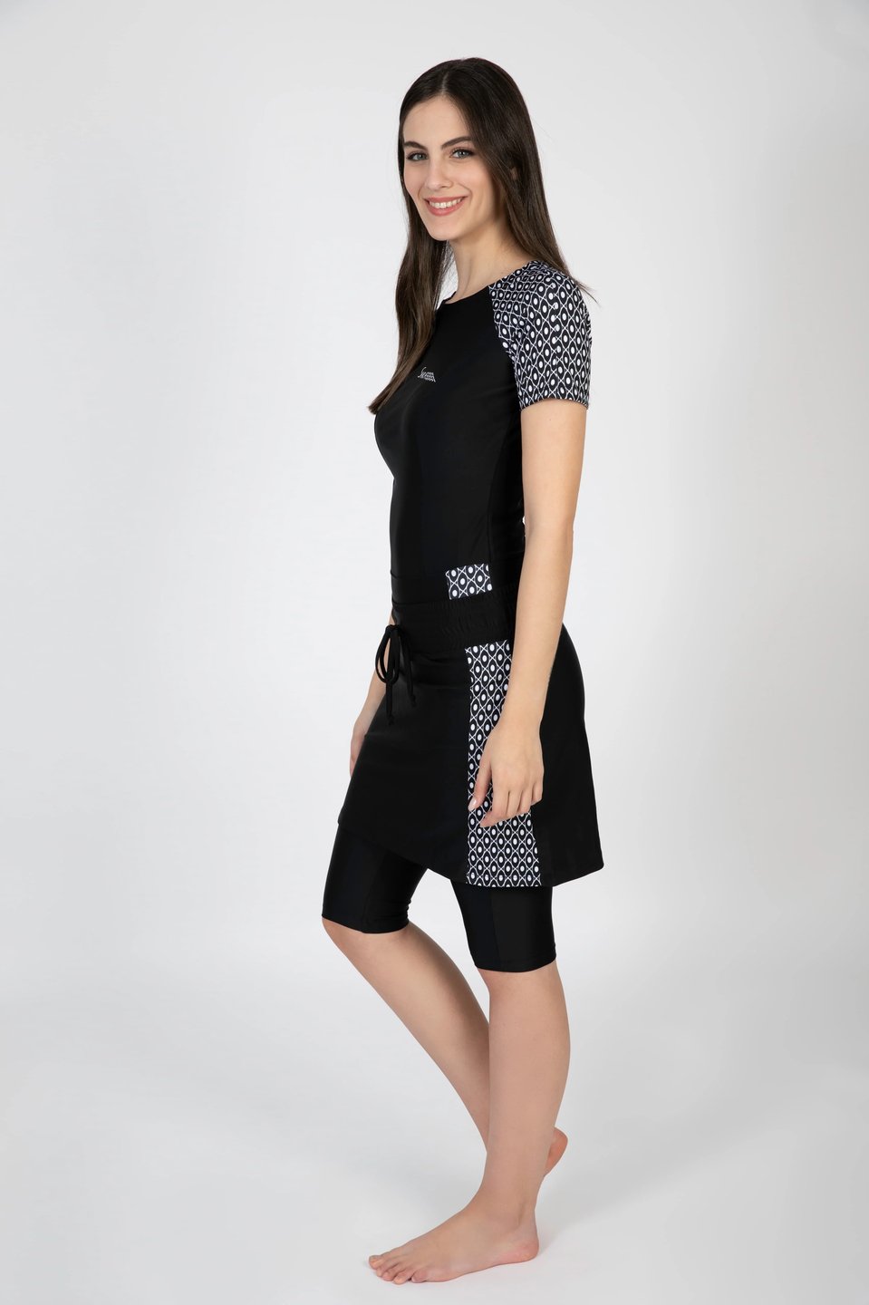 סט שחייה שלושה חלקים קצר בשילוב שחור ולבן alternate view