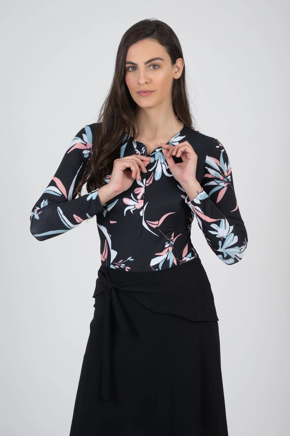 בגד גוף עלים שחור לשחייה וספורט(עם חצאית מכנס) alternate view