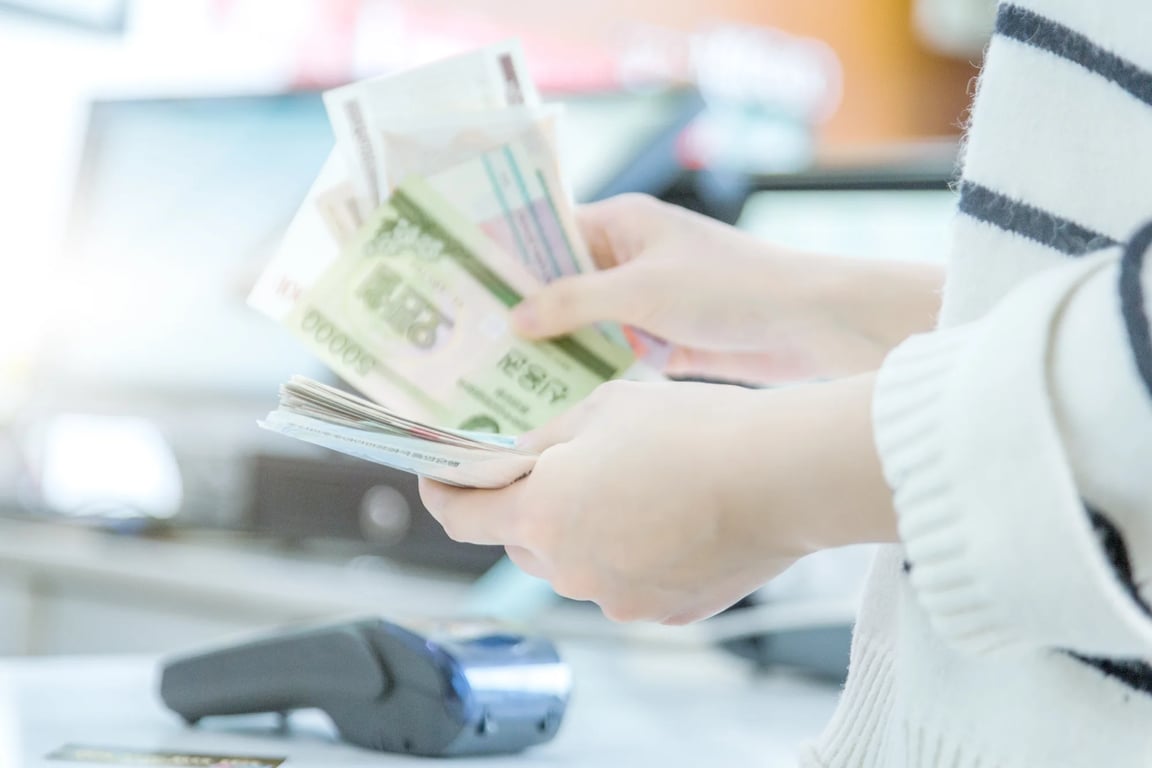 pos-credit-card-settlement-instead-cash-settlement-shopping.jpg