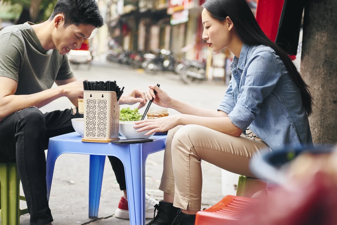 tourists-eating-street-food-vietnam.jpg