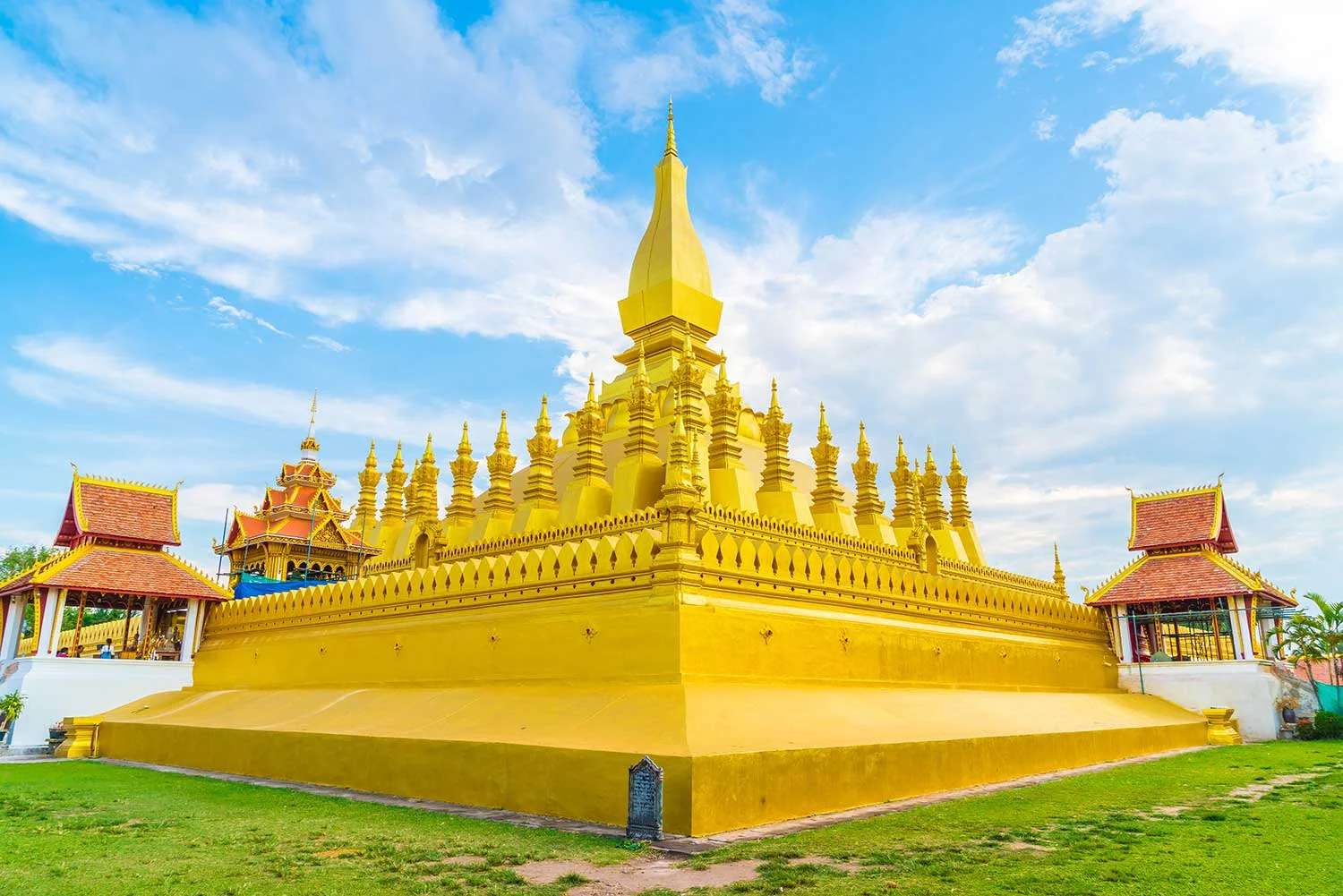 พระธาตุหลวง, พระธาตุหลวงเวียงจันทน์, Pha That Luang, That Luang Vientiane, เที่ยวเวียงจันทน์, เที่ยวลาว, ที่เที่ยวลาว, ที่เที่ยวเวียงจันทน์, แลนด์มาร์กลาว, วัดลาว, ทัวร์ลาว, เวียงจันทน์, Vientiane Laos, Laos Travel
