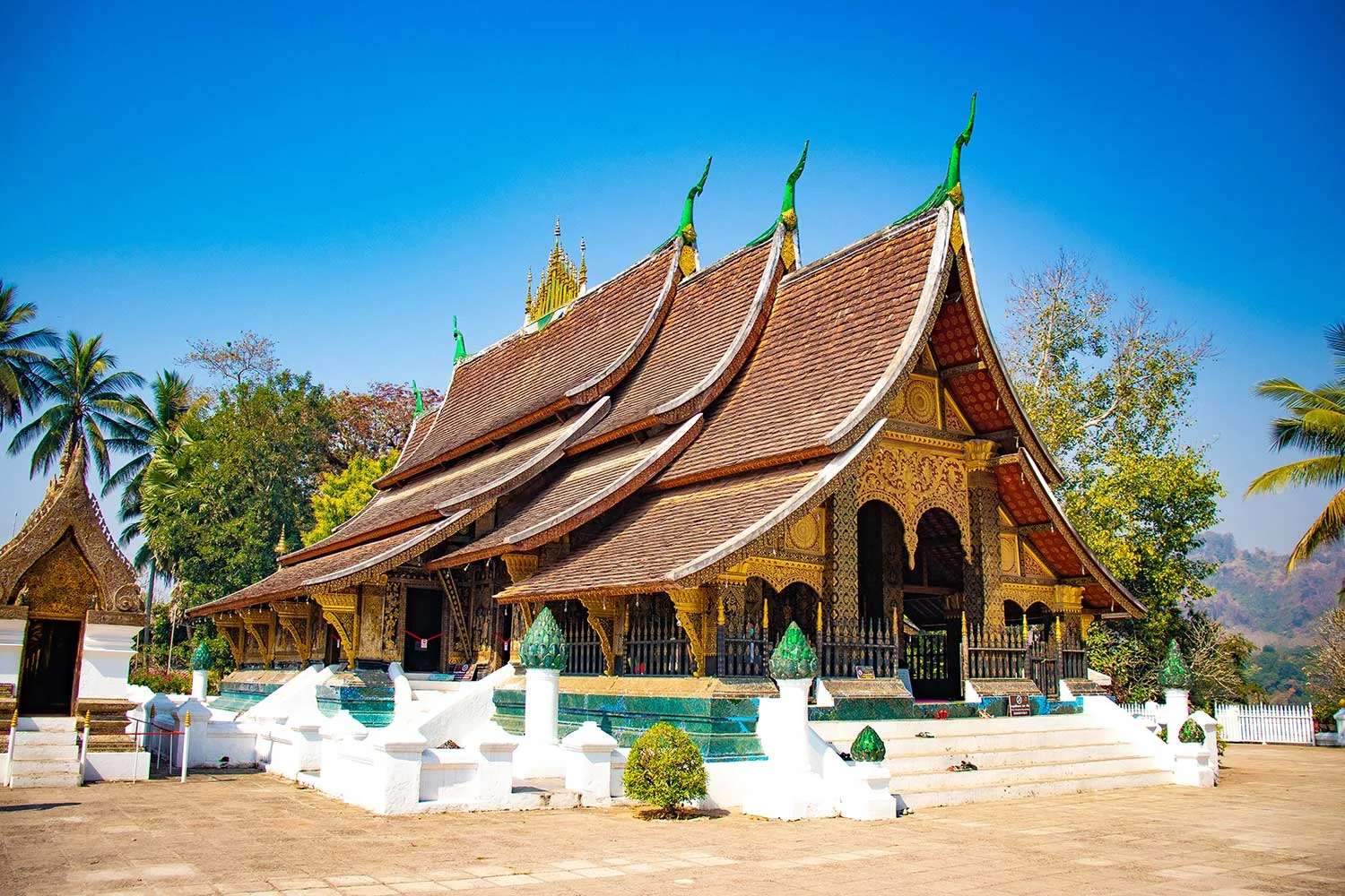 วัดเชียงทอง, วัดเชียงทอง หลวงพระบาง, Wat Xieng Thong, Xieng Thong Temple, เที่ยวหลวงพระบาง, ที่เที่ยวหลวงพระบาง, วัดหลวงพระบาง, เที่ยวลาว, ทัวร์ลาว, หลวงพระบาง, Luang Prabang, Luang Prabang Laos, วัดลาว, ศิลปะล้านช้าง, เที่ยวลาวหลวงพระบาง