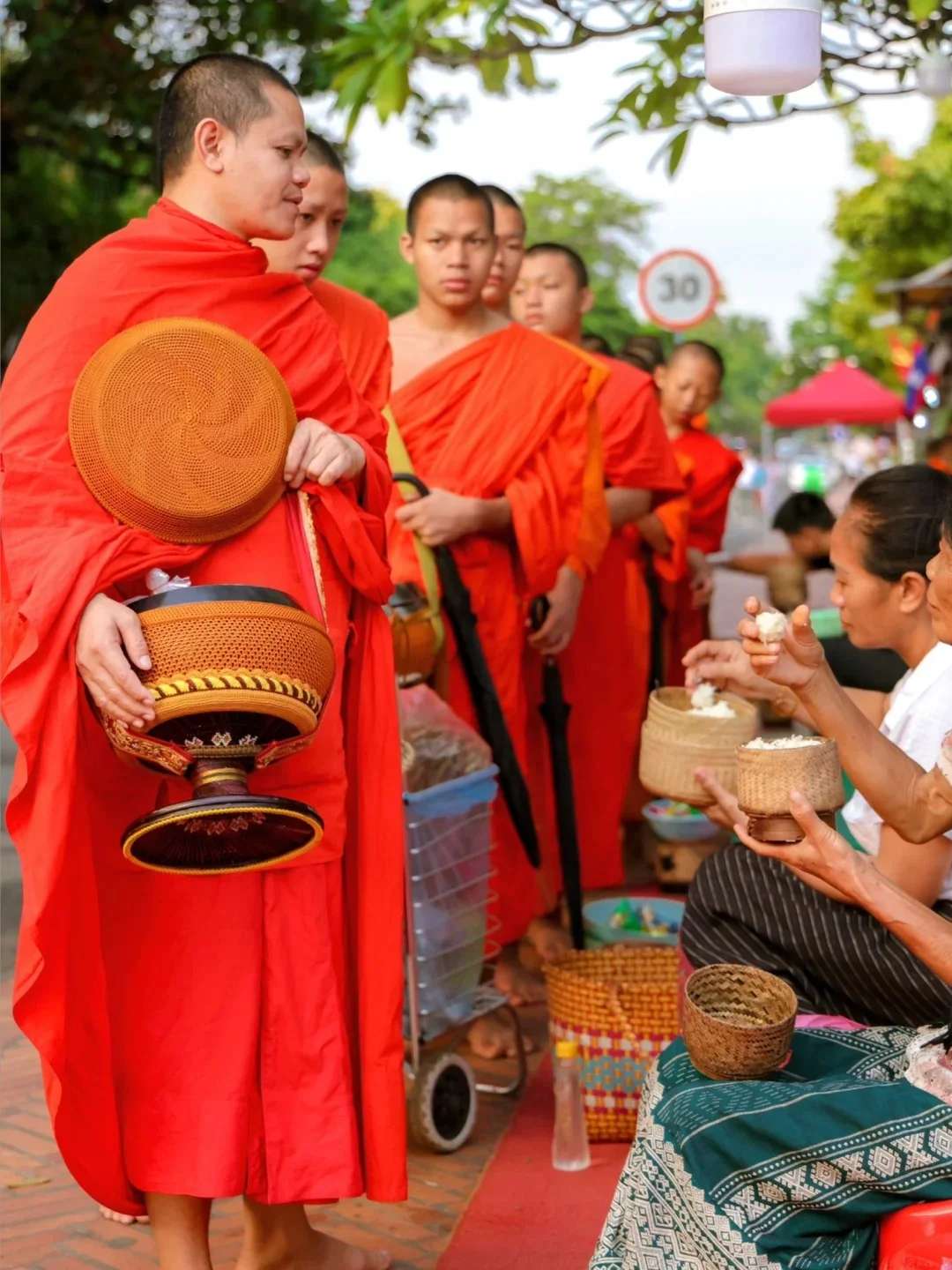 ตักบาตรข้าวเหนียว, ตักบาตรข้าวเหนียวหลวงพระบาง, ตักบาตรหลวงพระบาง, ประเพณีตักบาตรลาว, เที่ยวหลวงพระบาง, วัฒนธรรมลาว, ประเพณีลาว, ที่เที่ยวหลวงพระบาง, เที่ยวลาว, ทัวร์ลาว, Luang Prabang, Luang Prabang Alms Giving, Morning Alms, Tak Bat Laos, Laos Travel