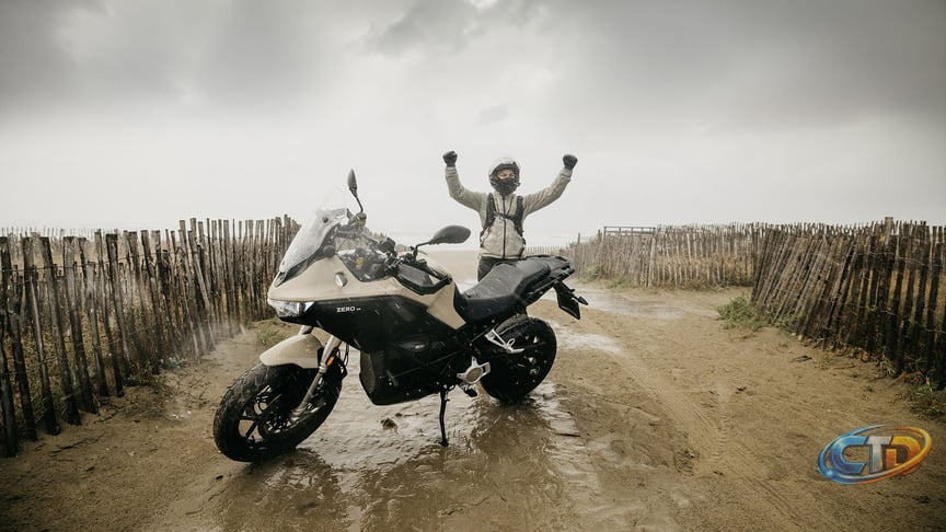 Zero DS Electric Motorcycle Achieves 271-Mile Range, Redefining EV Limits
