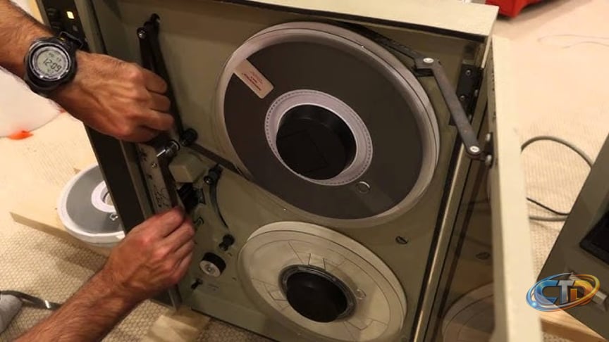 The mesmerizing work of a tape storage robot - YouTube
