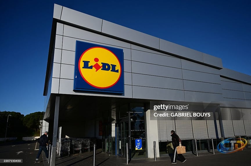 This photograph shows the logo of a Lidl at the entrance of the...  Nachrichtenfoto - Getty Images