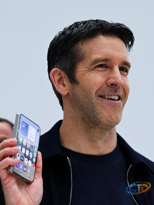 Mysterious Apple CEO charms Hollywood following big Emmys night by showing  off new iPhone