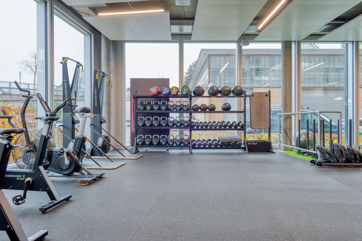 PureGym Zürich Oerlikon: Funktioneller Trainingsbereich mit freien Gewichten und SkiErgs