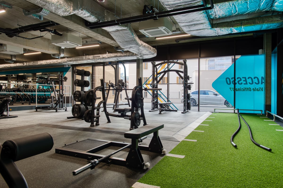 PureGym Bellizona: a view of a gym with functional area and a large window