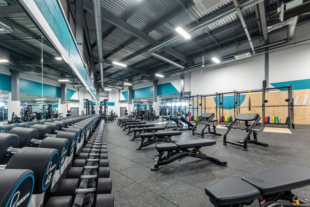 PureGym Tamworth: Weight benches, free weights, resistance machines, and rubberized flooring in a well-equipped gym.