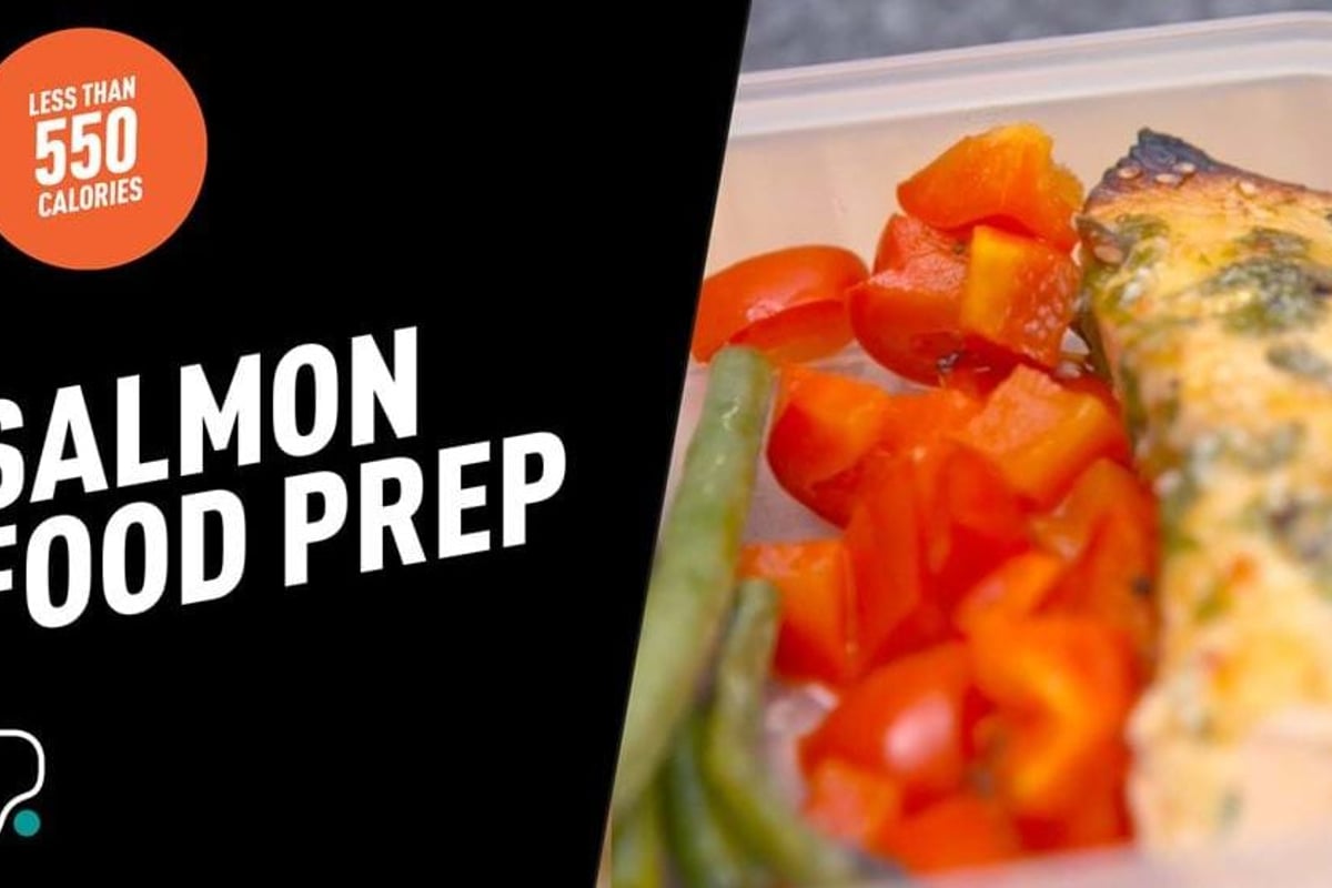 Prepared meal box containing cooked salmon fillet with chopped peppers and green beans