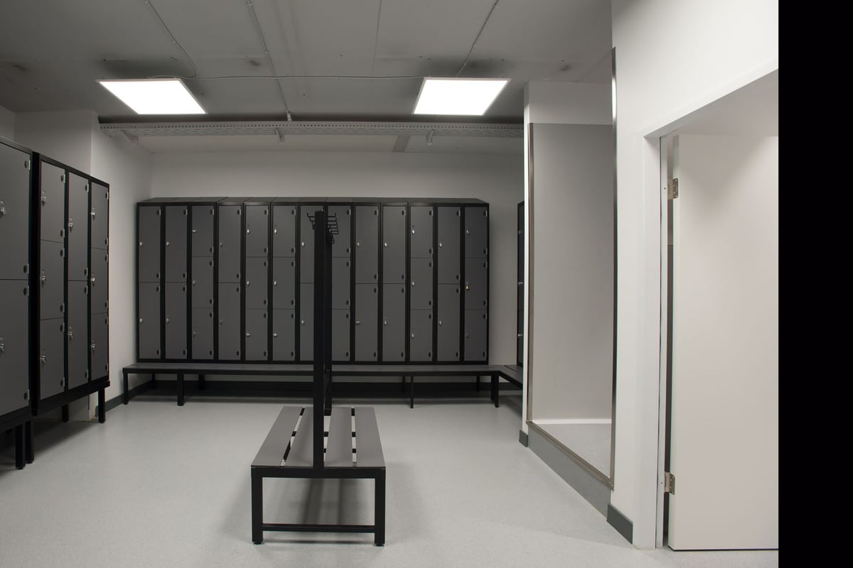 PureGym Lyss: Casiers et bancs dans les vestiaires.