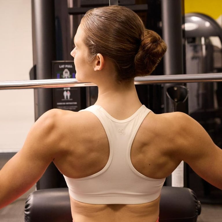 Eine Frau beim Langhanteltraining in einem PureGym Fitnessstudio