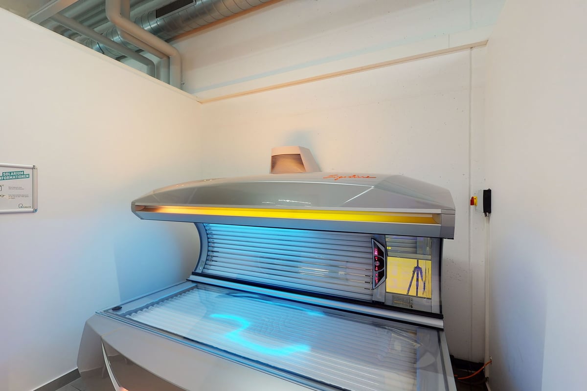 PureGym Pfäffikon: Solarium in einem privaten Raum.
