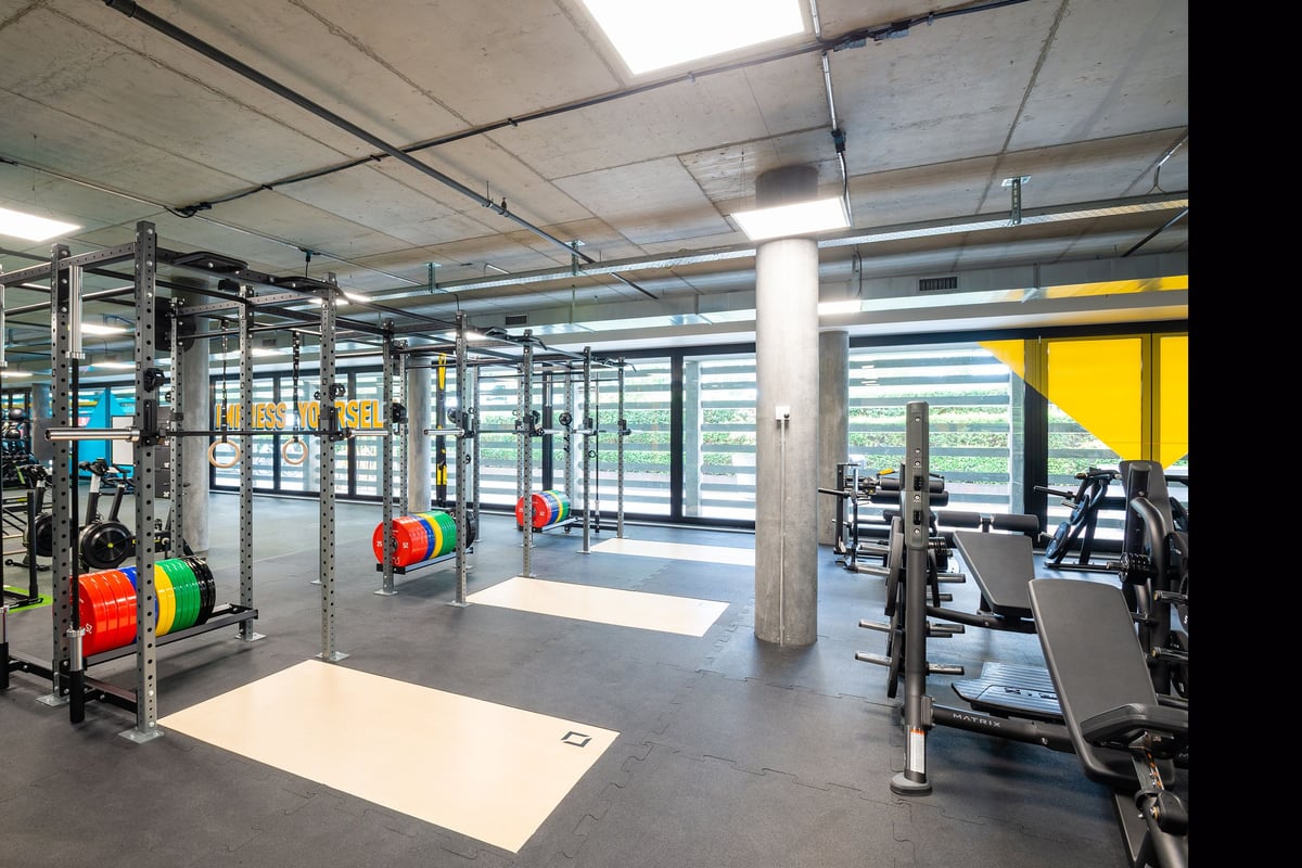 PureGym Genf Le Bouchet: Weight racks and medicine balls.