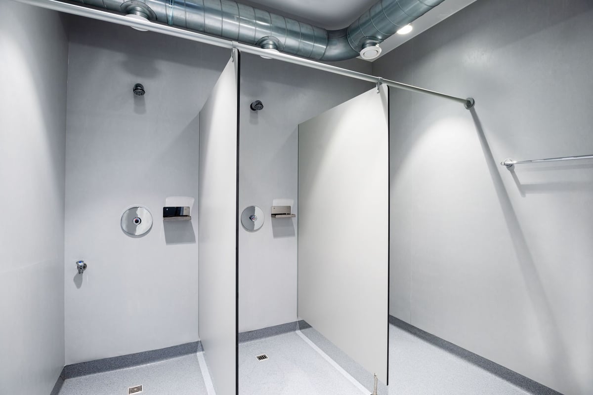 PureGym Lausanne Prilly: Three shower cubicles.