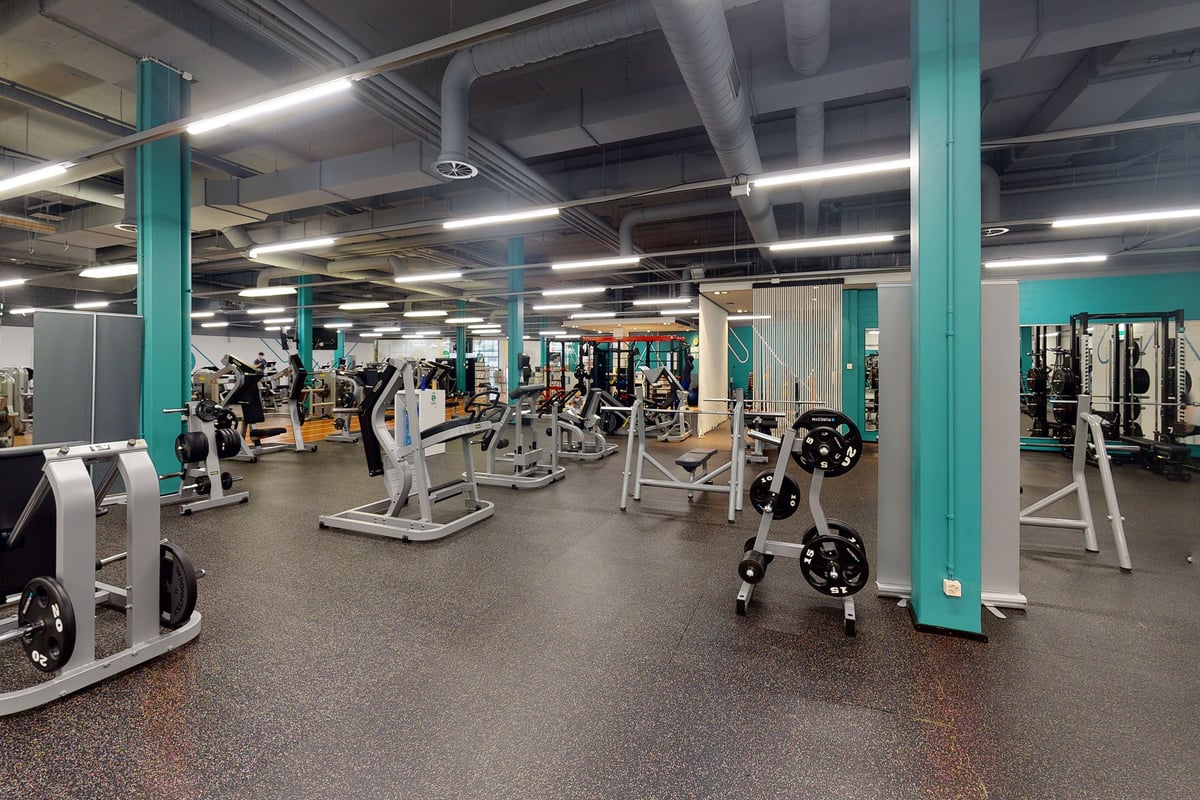 PureGym Winterthur Töss: Appareils de musculation, haltères, bancs et sols caoutchoutés.
